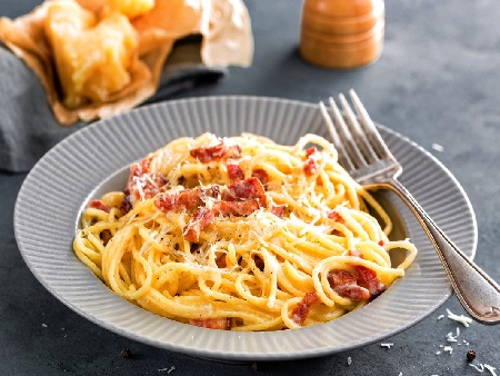 Спагети Карбонара с бекон, жълтъци, сметана и сирене Пекорино - снимка на рецептата